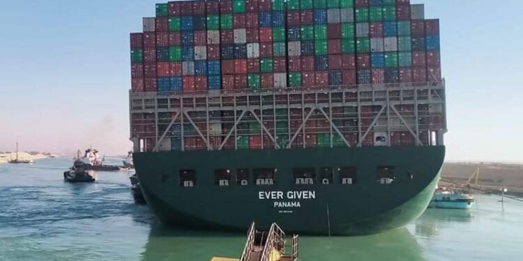 عاجل.. السفينة “إيفرجيفن” تغادر المجري الملاحي لقناة السويس.