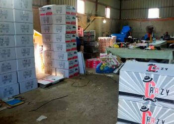 ضبط مصنع احذيه غير مرخص و1700كيلو سكر للبيع بالسوق السوداء بالمحلة الكبرى