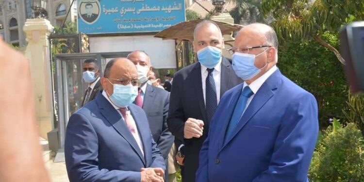 شعراوي نطالب أولياء الأمور بعدم التزاحم أمام اللجان للحفاظ علي سلامة أبنائهم والمراقبين.