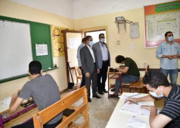 محافظ الغربية يبعث برسالة طمأنينة لأولياء الأمور من داخل اللجان.