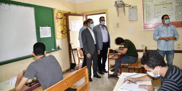 محافظ الغربية يبعث برسالة طمأنينة لأولياء الأمور من داخل اللجان.