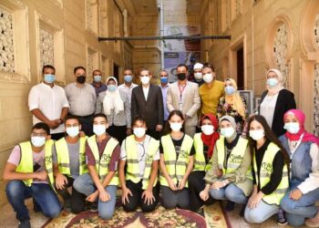 محافظ الغربية يحتفل بعيد الأضحى مع الأطفال والمسنين بطنطا