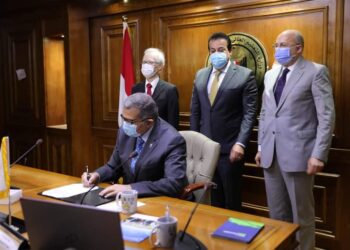 وزير التعليم العالي يستعرض تقريرًا عن جامعة الجلالة.