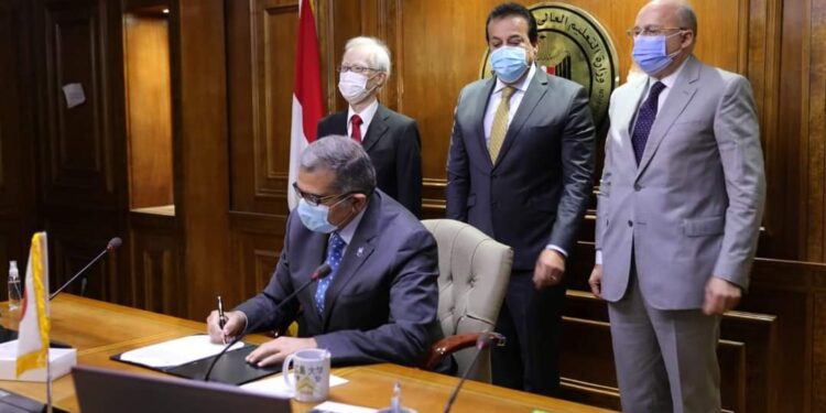 وزير التعليم العالي يستعرض تقريرًا عن جامعة الجلالة.