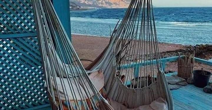 نأى يصرخ بالأهات