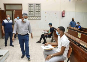 جولة رئيس جامعة جنوب الوادي لتفقد لجان الامتحانات بالكليات