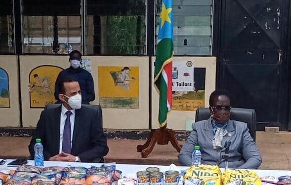 السفير المصري لدى جنوب السودان يُسلم مساعدات إغاثية مقدمة من الوكالة المصرية