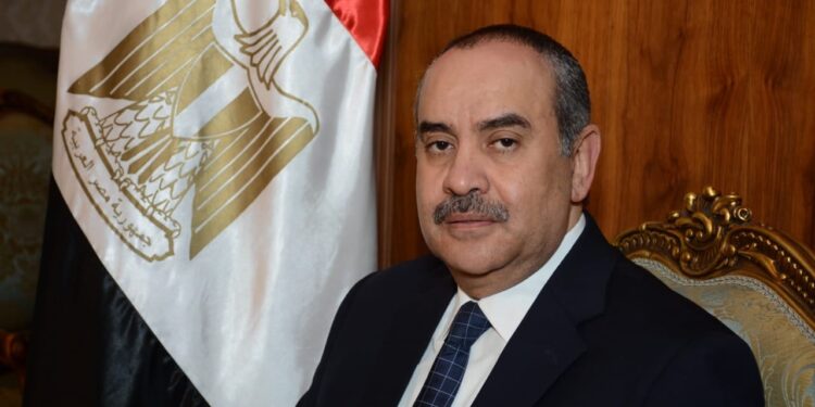 وزير الطيران المدني يهنئ العاملين بشركة مصر للطيران للصيانة والأعمال الفنية لتجديد الاعتماد الأوروبي EASA