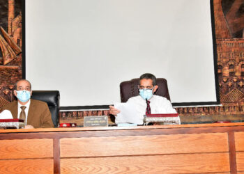 محافظ الغربية يناقش آلية تنفيذ ساحات الانتظار بمدن المحافظة