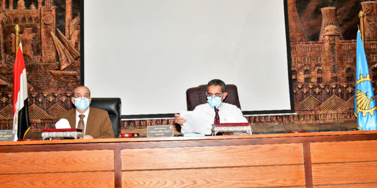 محافظ الغربية يناقش آلية تنفيذ ساحات الانتظار بمدن المحافظة