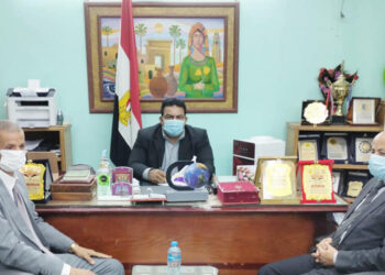 وكيل وزارة التعليم بالوادي الجديد يستقبل محققان خارجيان لمتابعة منظومة الجدارات بمدرسة المروة التجارية بالخارجة