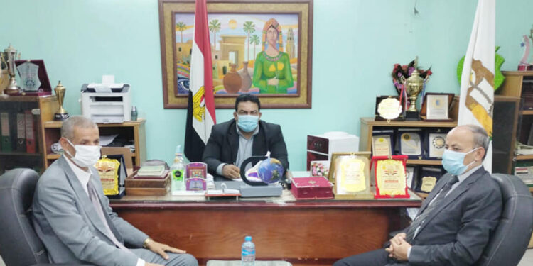 وكيل وزارة التعليم بالوادي الجديد يستقبل محققان خارجيان لمتابعة منظومة الجدارات بمدرسة المروة التجارية بالخارجة