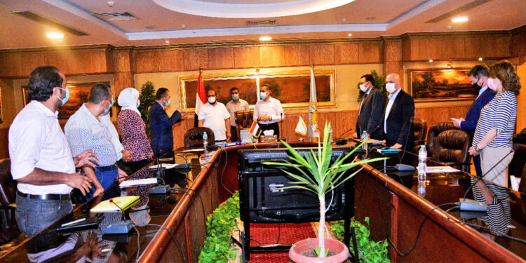 محافظ الغربية يناقش منظومة تطوير المخلفات بقيمة ٢٥ مليون يورو