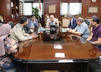 محافظ بني سويف يناقش متطلبات تعزيز دور مجالس الأمناء والآباء والمعلمين في دعم العملية التعليمية