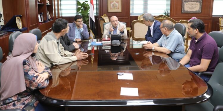 محافظ بني سويف يناقش متطلبات تعزيز دور مجالس الأمناء والآباء والمعلمين في دعم العملية التعليمية