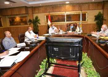 محافظ الغربية يناقش خطط الرصف بالمحلة، زفتى وسمنود