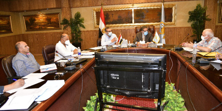 محافظ الغربية يناقش خطط الرصف بالمحلة، زفتى وسمنود