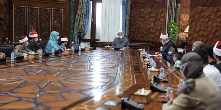 الإمام الأكبر يكرم المتميزين والمبتكرين بالأزهر ويؤكد دعمه للإبداع والابتكار