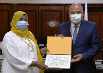 محافظ قنا يكرم صاحبة اول مخبر نسائي في الصعيد