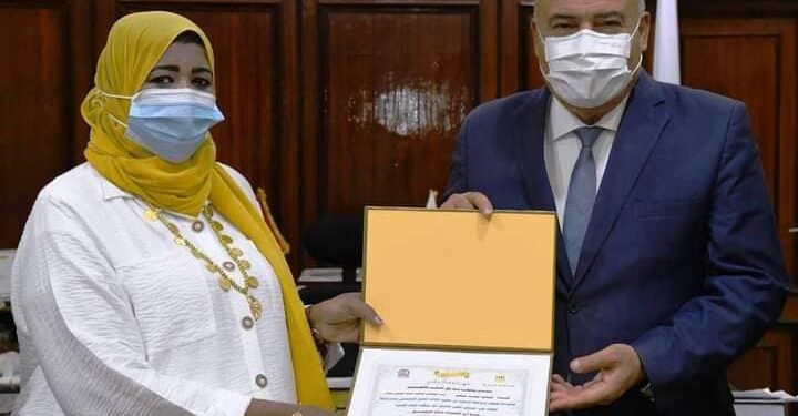 محافظ قنا يكرم صاحبة اول مخبر نسائي في الصعيد