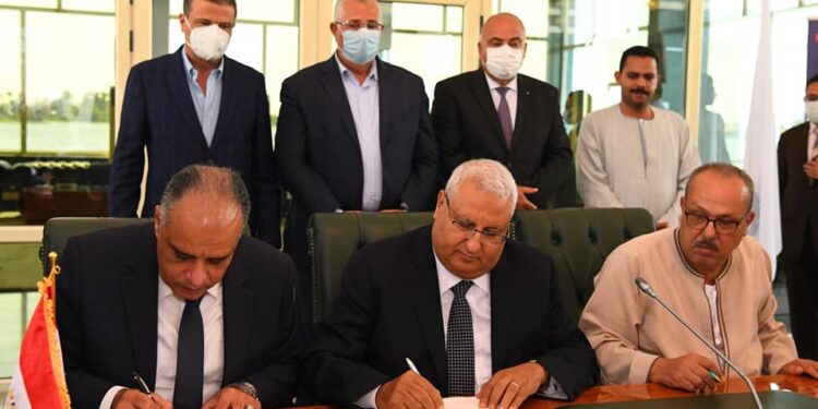 وزير الزراعة ومحافظ قنا ورئيس البنك الزراعي يشهدون توقيع بروتوكول تعاون