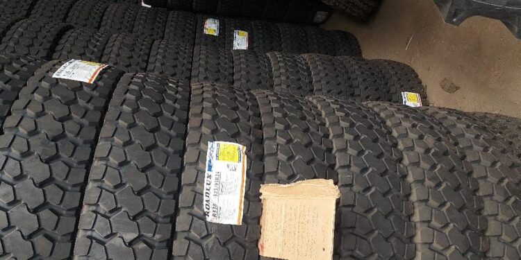 ضبط مخزن كاوتش وچنوط غير مرخص وعدم وجود فواتير بزفتى