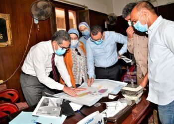 محافظ الغربية يجتمع