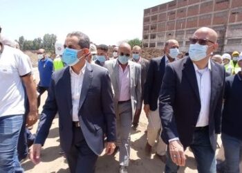 وزير الإسكان و