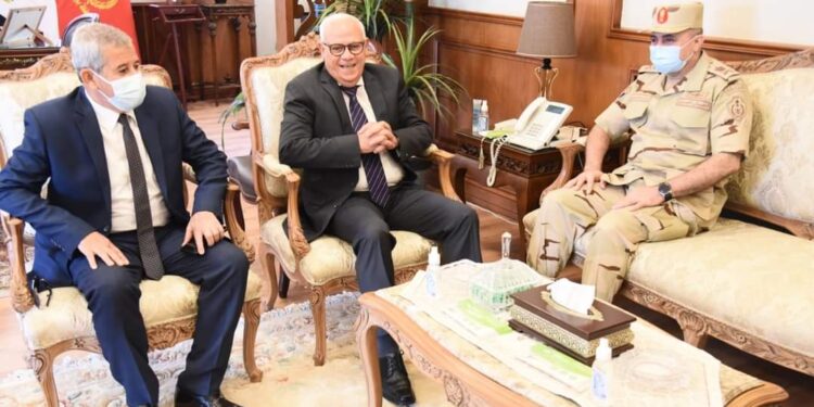 محافظ بورسعيد يستقبل قائد قوات الدفاع الشعبى والعسكرى.