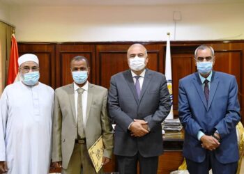 محافظ قنا يكرم مسئولي الجمعية الشرعية لدورهم في تقديم المساعدات العينية لأهالي قريتي حمرا.  دوم وأبو حزام.