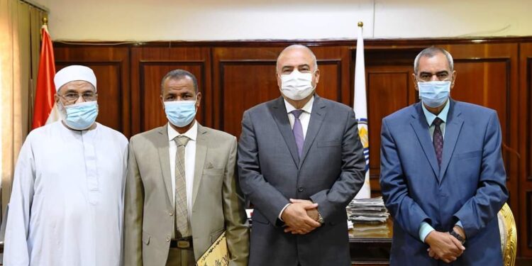 محافظ قنا يكرم مسئولي الجمعية الشرعية لدورهم في تقديم المساعدات العينية لأهالي قريتي حمرا.  دوم وأبو حزام.