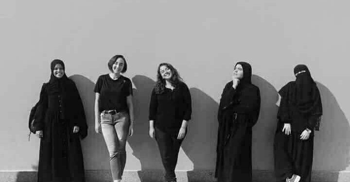 هي ليست حرة , دينها يحكمها