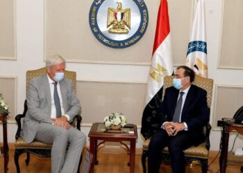 وزير البترول يبحث مع سفير هولندا تنمية التعاون مع الشركات الهولندية.