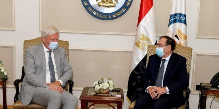 وزير البترول يبحث مع سفير هولندا تنمية التعاون مع الشركات الهولندية.