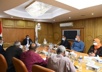 حازم عمر يعقد اجتماع  لمناقشة آليات تفعيل قانون 152