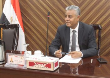 رئيس جامعة جنوب الوادي يعقد اجتماعا مع أعضاء هيئة التدريس ورؤساء الأقسام بكلية الطب والمستشفيات الجامعية.