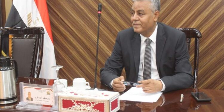 رئيس جامعة جنوب الوادي يعقد اجتماعا مع أعضاء هيئة التدريس ورؤساء الأقسام بكلية الطب والمستشفيات الجامعية.