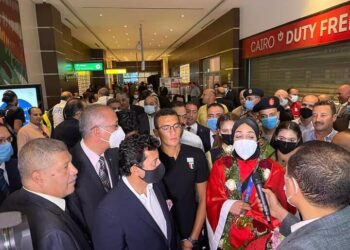 “الدكتور أشرف صبحي” يستقبل فريال أشرف وأحمد الجندي بمطار القاهرة الدولي