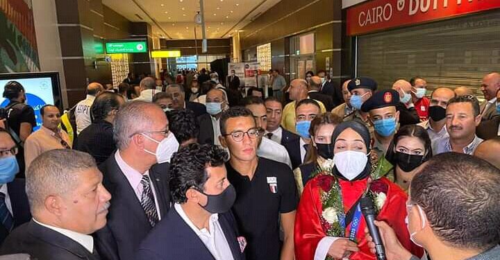 “الدكتور أشرف صبحي” يستقبل فريال أشرف وأحمد الجندي بمطار القاهرة الدولي