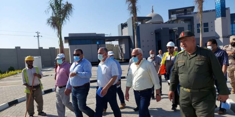وزير الرى و محافظ بورسعيد يتفقدان محطة معالجة مياه مصرف بحر البقر بشرق بورسعيد .