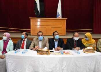 نائب محافظ قنا يشارك في ندوة للتوعية بأهمية الهيدروجين الأخضر ومجالات استخدامه بتعليم قنا