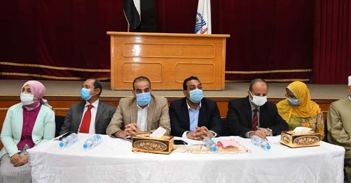 نائب محافظ قنا يشارك في ندوة للتوعية بأهمية الهيدروجين الأخضر ومجالات استخدامه بتعليم قنا