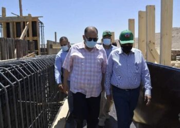 محافظ أسيوط ورئيس مجلس إدارة شركة المقاولون العرب يتفقدان محطة الزرابي بأبوتيج.