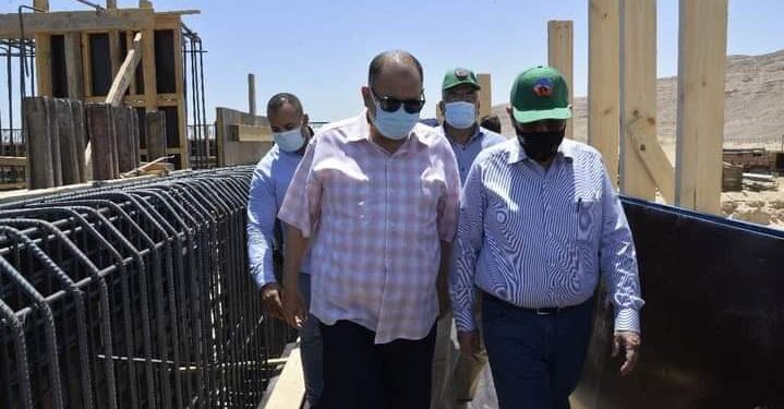 محافظ أسيوط ورئيس مجلس إدارة شركة المقاولون العرب يتفقدان محطة الزرابي بأبوتيج.