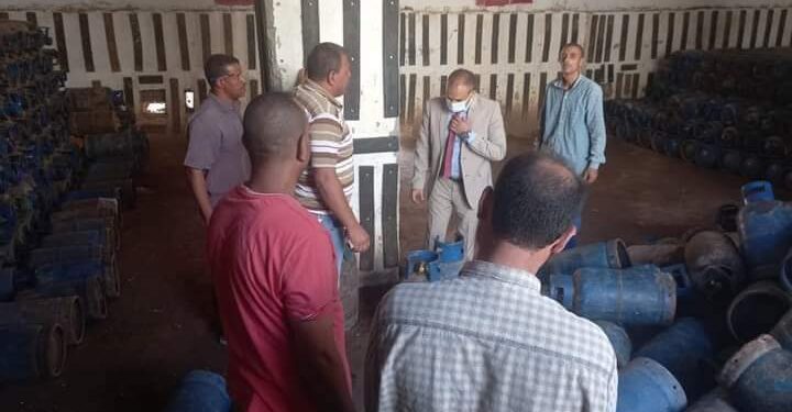 أبو كريشة : يتفقد الوحدات السكنية ومستودع أنابيب البوتاجاز بمنقباد.