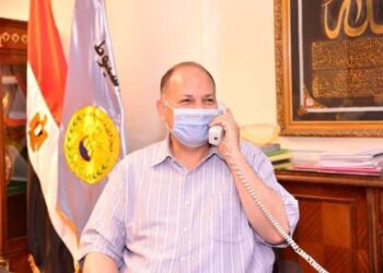 محافظ أسيوط يجري اتصالا هاتفيًا بالطالبة نجلاء لتهنئتها بحصولها على المركز الأول في الثانوية الأزهرية.