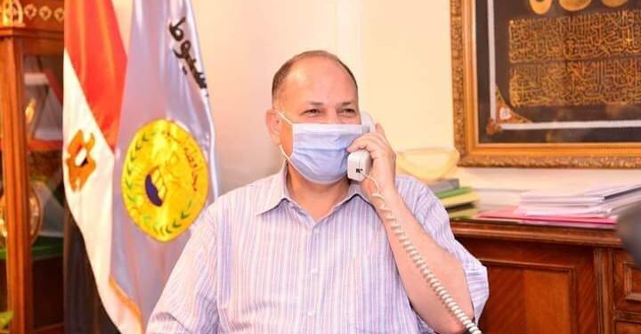 محافظ أسيوط يجري اتصالا هاتفيًا بالطالبة نجلاء لتهنئتها بحصولها على المركز الأول في الثانوية الأزهرية.