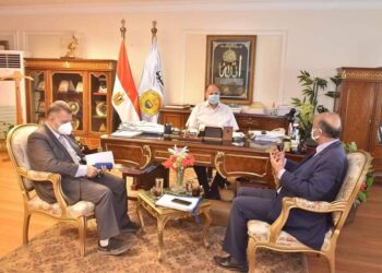 محافظ أسيوط يلتقى مساعد وزير الموارد المائية والرى.