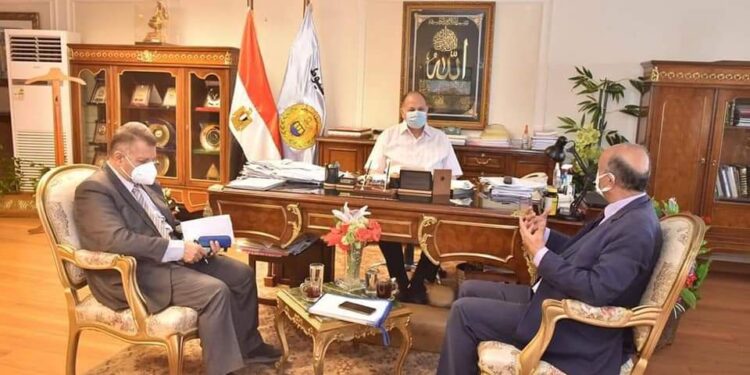 محافظ أسيوط يلتقى مساعد وزير الموارد المائية والرى.