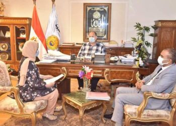 محافظ أسيوط يناقش موقف مشروعات تطوير الريف المصرى.